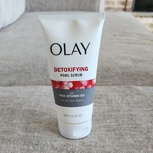 NWT Olay Detoxifying Pore Scrub